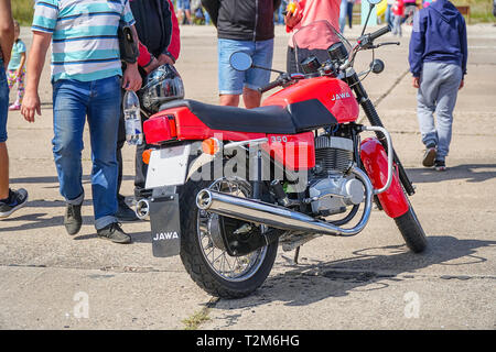 Samara, Russia - Agosto 18, 2018: vecchia motocicletta tra la gente della strada Foto Stock