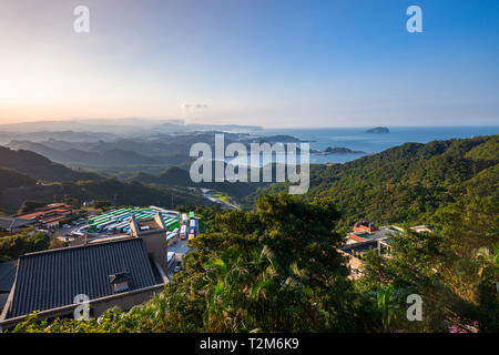 Bel tramonto sull'oceano costa di Taiwan visto da Jiufen village, Taipei. Foto Stock