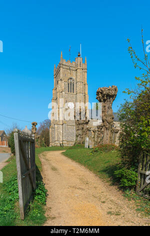 Monks Eleigh chiesa Suffolk, veduta della chiesa di San Pietro in Suffolk village di monaci Eleigh, Babergh distretto, Suffolk, Inghilterra, Regno Unito. Foto Stock