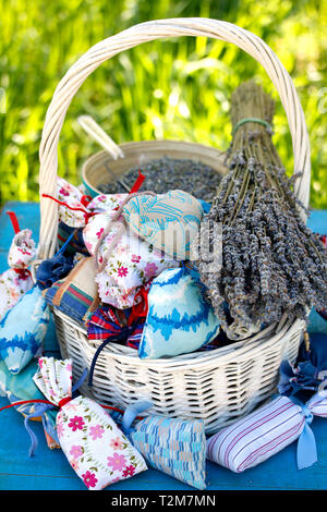 Piccoli sacchetti di fiori di lavanda per la casa. Foto Stock