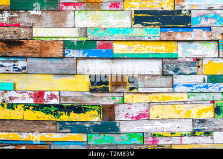 Close-up shot di colorfully in legno dipinto texture a parete Foto Stock