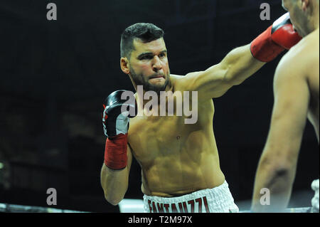 Nick Fantauzzi (L) e Maximiliano Corso sono visto in azione durante l'acquisizione il pugilato caso presentato da Lee Baxter promozioni presso il Mattamy Athletic Centre in Toronto. Foto Stock