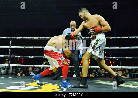 Nick Fantauzzi (L) e Maximiliano Corso sono visto in azione durante l'acquisizione il pugilato caso presentato da Lee Baxter promozioni presso il Mattamy Athletic Centre in Toronto. Foto Stock