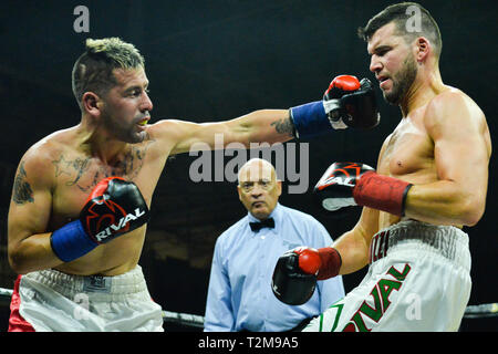 Maximiliano Corso (L) e Nick Fantauzzi (R) sono visto in azione durante l'acquisizione il pugilato caso presentato da Lee Baxter promozioni presso il Mattamy Athletic Centre in Toronto. Foto Stock