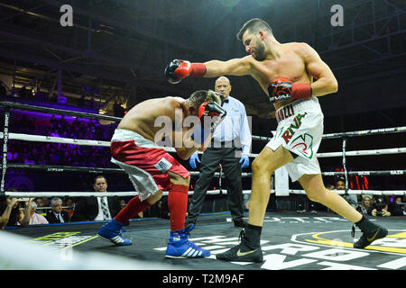 Nick Fantauzzi (L) e Maximiliano Corso sono visto in azione durante l'acquisizione il pugilato caso presentato da Lee Baxter promozioni presso il Mattamy Athletic Centre in Toronto. Foto Stock