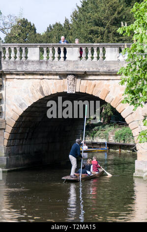 Punting sul fiume Cherwell avvicinando Magdalen Bridge in Oxford, Regno Unito Foto Stock