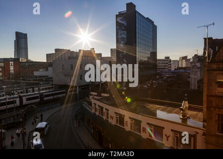 Tramonto sul rubinetto birreria bar dalla stazione ferroviaria di Leeds. Foto Stock