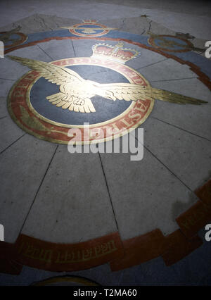 L'ottone e il pannello a mosaico sul pavimento di San Clemente Chiesa danesi, Londra, Regno Unito. La RAF cresta è circondato da creste di 8 Commonwealth Forze Aeree Foto Stock