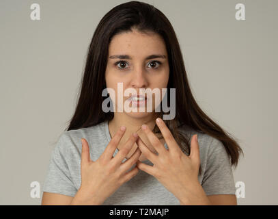 Close up della giovane donna sensazione spaventato e scioccato rendendo la paura, ansia gesti. Guardando terrorizzata e disperata. Ritratto in studio con una copia dello spazio. Pe Foto Stock