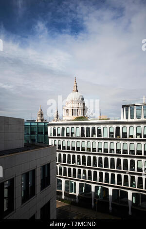 30 Cannon Street, e la Cattedrale di St Paul, Londra, Regno Unito Foto Stock