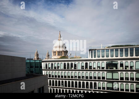 30 Cannon Street, e la Cattedrale di St Paul, Londra, Regno Unito Foto Stock