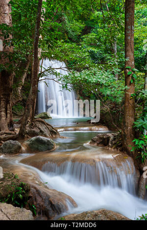 Erawan cascata in Thailandia è individuare in Kanchanaburi Provience. Questa cascata si trova nel Parco Nazionale di Erawan all'interno della foresta. Il livello 3 da 7. Foto Stock