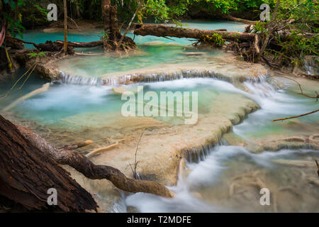 Erawan cascata in Thailandia è individuare in Kanchanaburi Provience. Questa cascata si trova nel Parco Nazionale di Erawan all'interno della foresta . Foto Stock
