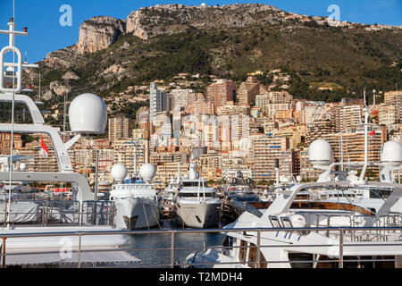 Vista del porto di Monaco Ville con le sue navi di lusso in francese Reviera Foto Stock