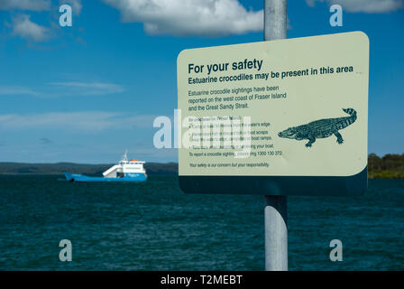 I coccodrilli sono un pericolo di recente nella zona dell'Isola di Fraser, pertanto il governo hanno posto i cartelli per avvertire la popolazione dei rischi. Foto Stock