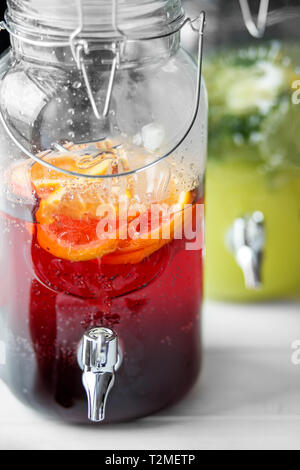 Rinfreschi limonata con calce, limone, arancio e melograno. Concetto di bevande, estate, bar, resto cibo sano Foto Stock