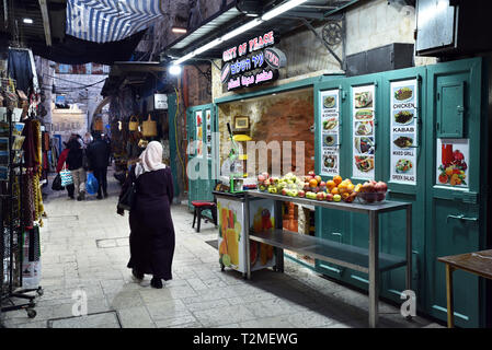 Ristorante arabo "Città della Pace" nella città vecchia cinta di mura di Gerusalemme. Foto Stock