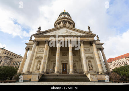 Vista frontale del Französischer Dom (o la Cattedrale francese) presso la piazza Gendarmenmarkt a Berlino, in Germania, in una giornata di sole. Foto Stock