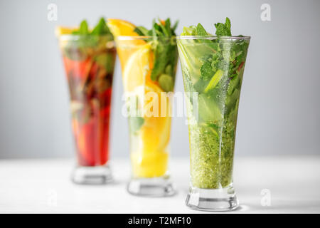 Varie non alcoliche cocktail con frutta e foglie di menta. Concetto per bevande, estate, calore, alcol, partito e bar. Foto Stock