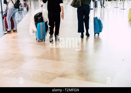 Valencia, Spagna - 8 Marzo 2019: Passeggeri con le valigie in un aeroporto durante le vacanze. Foto Stock