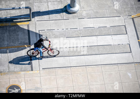 Ogni auto-rispettando la donna deve andare in bici per escursioni in bicicletta o in bicicletta per divertimento. Essa rafforza i muscoli dell'anca aumenta la vitalità e li Foto Stock