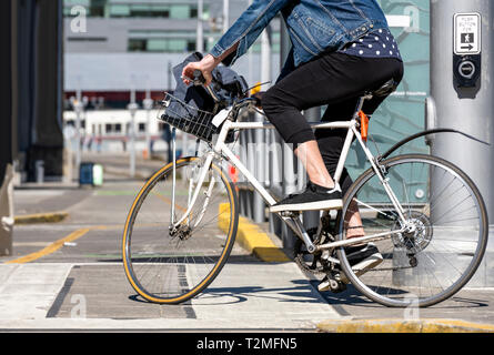 L'uomo vanno in bicicletta sulla strada andare al luogo di lavoro attivo che preferiscono uno stile di vita sano e un'alternativa ecocompatibile modalità di trasporto i Foto Stock