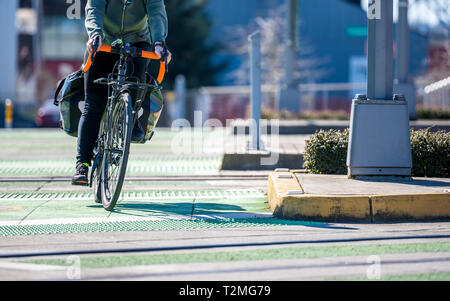 L'uomo vanno in bicicletta sulla strada andare al luogo di lavoro attivo che preferiscono uno stile di vita sano e un'alternativa ecocompatibile modalità di trasporto i Foto Stock