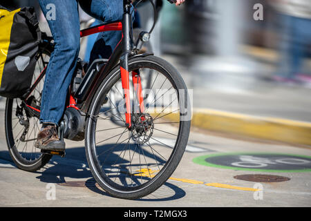 Ogni auto-rispettando la donna deve andare in bici per escursioni in bicicletta o in bicicletta per divertimento. Essa rafforza i muscoli dell'anca aumenta la vitalità e li Foto Stock