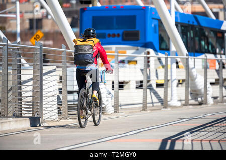 Ogni auto-rispettando la donna deve andare in bici per escursioni in bicicletta o in bicicletta per divertimento. Essa rafforza i muscoli dell'anca aumenta la vitalità e li Foto Stock