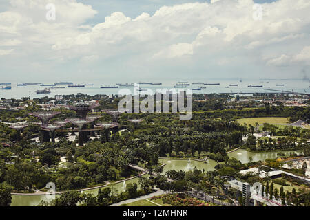 Giardini in Bay park dal di sopra con vedute delle navi nella distanza di Singapore. Foto Stock