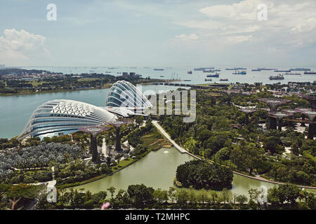 Giardini in Bay park dal di sopra con vedute delle navi nella distanza di Singapore. Foto Stock