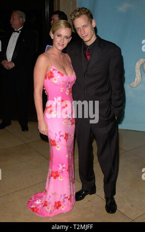 LOS ANGELES, CA. Ottobre 28, 2000: attrice Jenny McCarthy & marito John Asher alla giostra di speranza Ball 2000 presso il Beverly Hilton Hotel. © Paul Smith / Featureflash Foto Stock