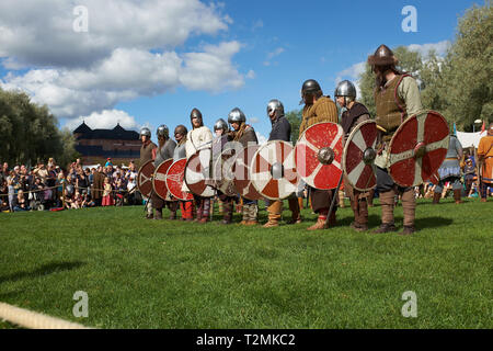 Hämeenlinna, Finlandia - Agosto 17, 2014: Vichinghi combattimenti con spade e scudi al festival medievale su una soleggiata giornata estiva. Foto Stock