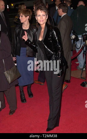 LOS ANGELES, CA. Febbraio 28, 2000: attrice Jamie Lee Curtis presso il world premiere a Los Angeles, del suo nuovo film 'Drowning Mona" in cui ella stelle con Danny DeVito & Neve Campbell. © Paul Smith / Featureflash Foto Stock