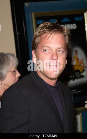 LOS ANGELES, CA. Febbraio 28, 2000: Attore Kiefer Sutherland in prima mondiale a Los Angeles, del 'Drowning Mona" che stelle Neve Campbell, Danny DeVito & Jamie Lee Curtis. © Paul Smith / Featureflash Foto Stock