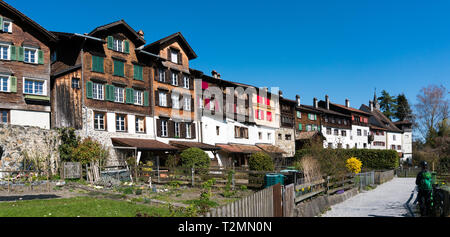 Werdenberg, SG / Svizzera - Marzo 31, 2019: Werdenberg storico borgo e castello con tradizionali case di Burgher con muro di arte e pittura Foto Stock