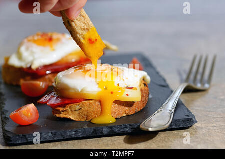 Uova fritte e formaggio su pane tostato Foto Stock