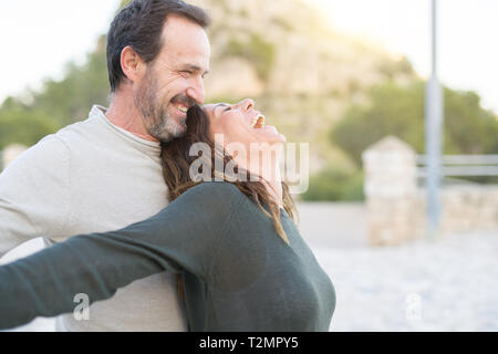 Coppia romantica sorridente e balli in una giornata di sole Foto Stock