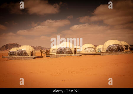 Wadi Rum Desert, Giordania. vista di un resort che offre case cupole ispirato al film di Marte. Alcuni ancora in costruzione. Foto Stock