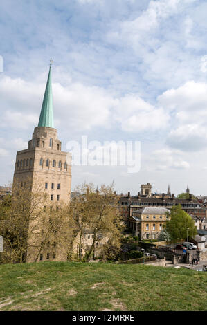 La cappella guglia di Nuffield College e lo skyline di Oxford in Strada Nuova, Oxford,la Gran Bretagna Foto Stock