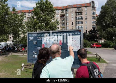 Berlino. Germania. I turisti che visitano il sito di Hitler (bunker Führerbunker), dove Adolf Hitler ed Eva Braun impegnerà il suicidio nel 1945, si trova presso la I Foto Stock