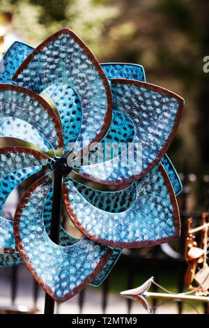 Una girandola giardino ornamento è in vendita presso il garden shop on Biltmore Estate in Asheville, NC, Stati Uniti d'America Foto Stock