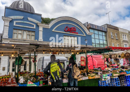 Mercato di Portobello Road di fronte al Cinema elettrico in Notting Hill. Foto Stock