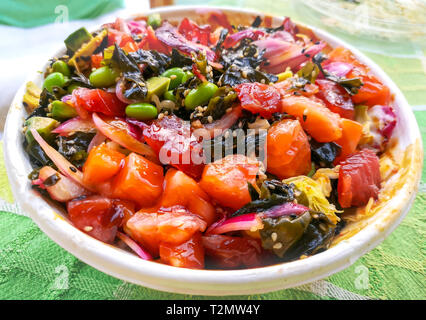 Hawaiian poke bowl take away . Foto Stock