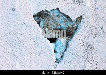 Una crepa in concreto la parete blu (Ari Atoll, Maldive) Foto Stock