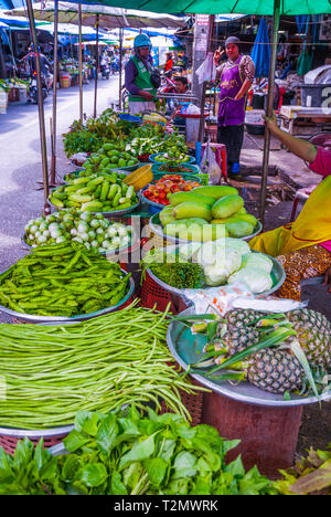 Hat Yai, Thailandia - Ott 2015: gente che vende prodotti locali come frutta e verdura nel mercato locale. Foto Stock