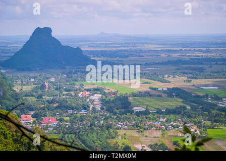 Terre verde intorno Phatthalung Rock, Thailandia Foto Stock