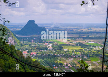 Terre verde intorno Phatthalung Rock, Thailandia Foto Stock