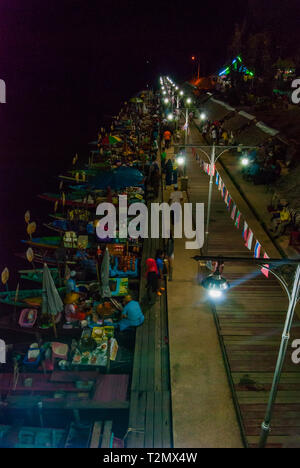 Hat Yai, Thailandia - Ott 2015: Ristoranti sulle barche presso la sera flottante sul mercato alimentare in Hat Yai, Thailandia Foto Stock