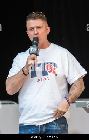 Tommy Robinson, parlando all'UKIP rally per il 29 marzo 2019 lungo la piazza del Parlamento, Westminster, London Foto Stock